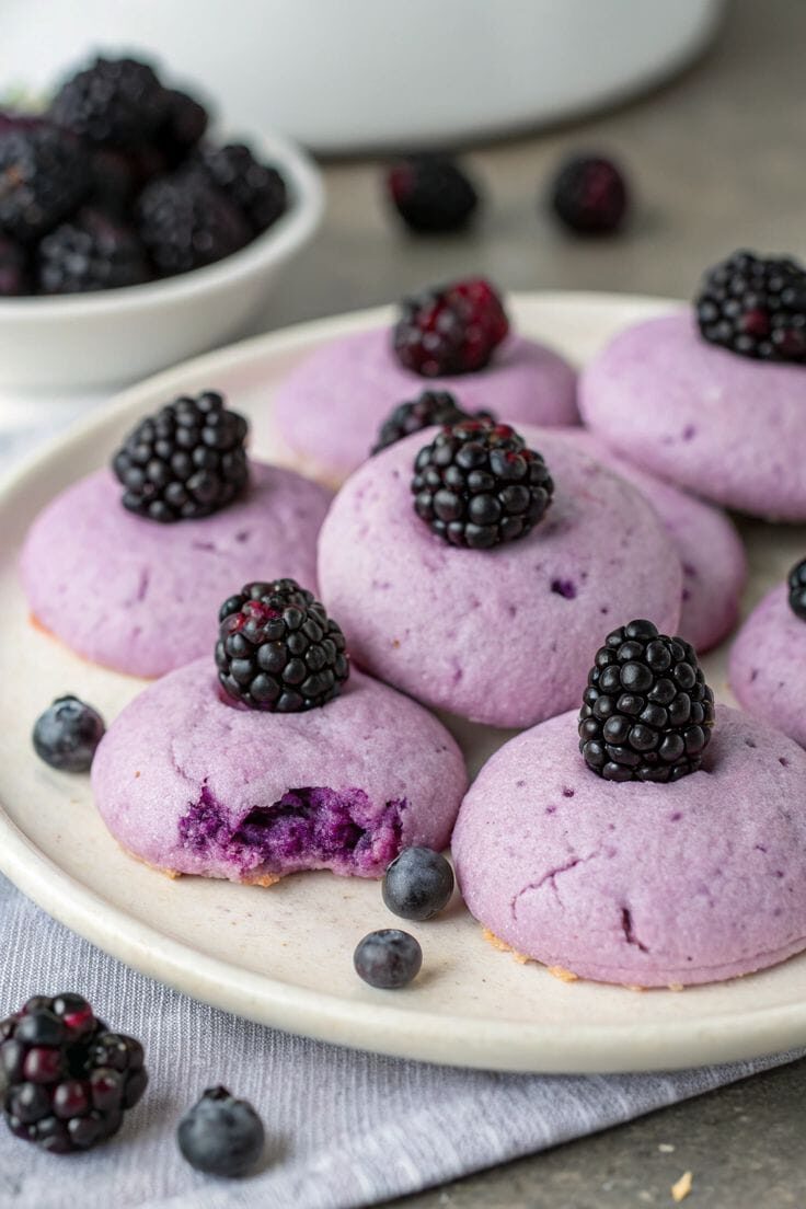 Postres suaves en tono lila decorados con moras frescas
