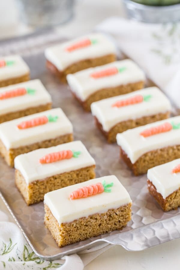Porciones de pastel de zanahoria con cubierta blanca