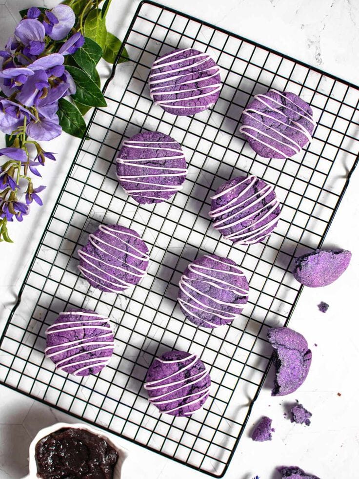 Galletas moradas decoradas con glaseado